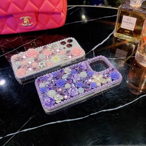 Détails de la coque iPhone de luxe avec roses 3D et décorations en perles élégantes