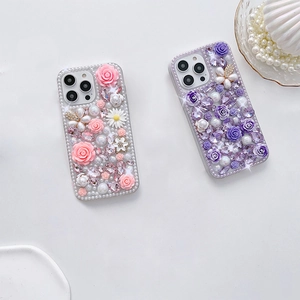 Vue détaillée d'une coque iPhone avec fleurs 3D en résine, perles et cristaux