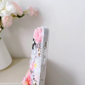 Vue détaillée latérale d'une coque 3D de luxe avec roses, marguerites et perles
