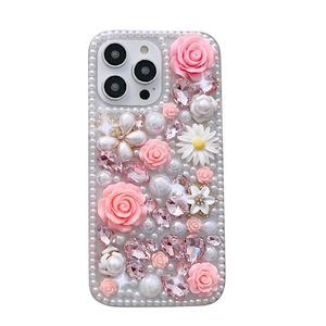 Coque luxe iPhone avec roses en résine rose, marguerites, perles et cristaux goutte d'eau