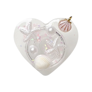 Support de téléphone en cœur thème océan avec coquillages et perles sur fond blanc