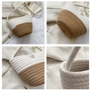 Dettaglio della borsa intrecciata bicolore con chiusura a perla e trama in corda di cotone