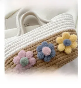 Détails de la texture en coton tissé et fleurs en peluche 3D décoratives sur le sac