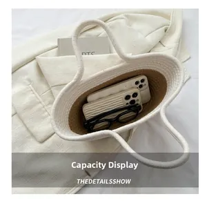 Détail de l'intérieur du sac fourre-tout tissé montrant la capacité de rangement
