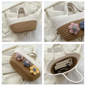Détails du sac de plage tressé avec des décorations de fleurs en peluche et cordes en coton