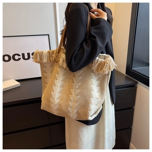 Detailansicht der Strick-Tote-Bag mit Fransen und gewebtem geometrischem Muster