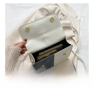 Ruime binnenkant van de beige denim crossbody tas met ruimte voor telefoon en portemonnee