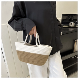 Détail d'un sac fourre-tout tissé à la main avec un contraste blanc et marron
