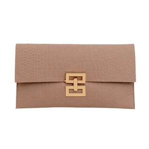 Pochette enveloppe en feutre beige avec texture crocodile et boucle dorée élégante