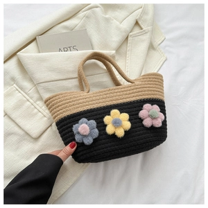 Détail d'un sac en corde de coton tissé avec décorations florales en peluche 3D