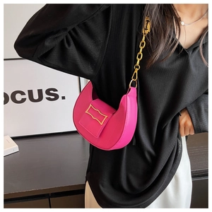 Détail du sac demi-lune rose fuchsia avec bandoulière chaîne dorée et boucle chic
