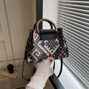 Petit sac carré brodé ethnique avec motifs géométriques colorés et poignées rondes
