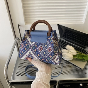Sac bandoulière ethnique en toile avec motif géométrique et poignées en résine