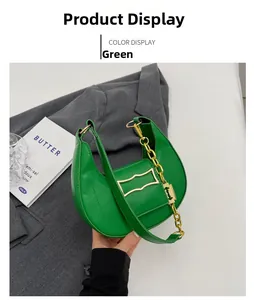 Détail du sac hobo croissant vert avec bandoulière chaîne dorée et boucle métal
