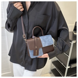 Petit sac carré rétro en cuir marron et denim bleu avec bandoulière et poignée supérieure