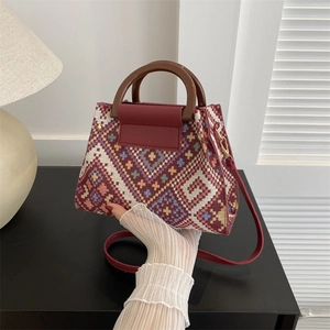 Sac à main tissé ethnique avec motif jacquard géométrique et poignées en résine