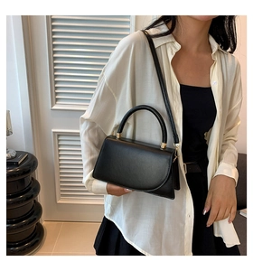 Borsa a mano nera chic in ecopelle strutturata con anelli dorati e manico superiore