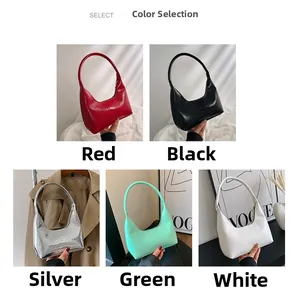 Dettagli dei colori assortiti e texture motivo coccodrillo sulle borse hobo donna