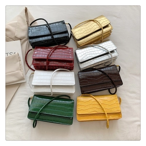 Vue à plat de petits sacs à main carrés gaufrés croco en huit coloris tendance variés