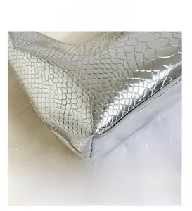 Dettaglio della trama in finta pelle di serpente argento e cuciture sulla borsa minimalista
