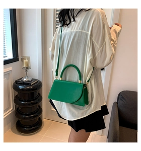Piccola borsa quadrata moderna verde brillante con dettagli dorati e tracolla regolabile