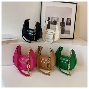 Sacs à main hobo en plusieurs couleurs avec chaîne dorée et pendentif lame élégant