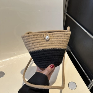 Borsa a tracolla intrecciata bicolore kaki e nero con bottone in perla decorativo