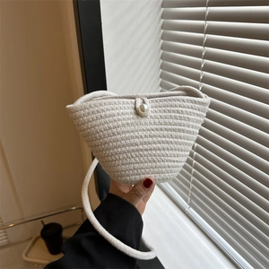 Borsa a secchiello intrecciata bianca con chiusura a perla e tracolla intrecciata moda