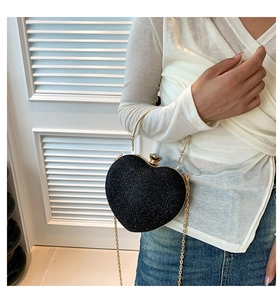 Détail du sac de soirée cœur pailleté avec poignée anneau dorée et bandoulière