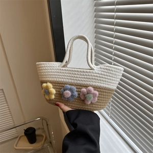 Sac fourre-tout tissé bicolore avec fleurs en peluche colorées et poignées supérieures