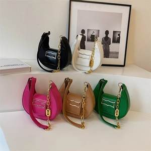 Sacs hobo minimalistes en cinq couleurs avec poignées élégantes en chaîne dorée