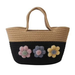 Sac fourre-tout tissé contrasté avec texture en fibre naturelle et base bicolore noire