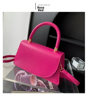 Dettaglio della borsa a tracolla rosso rosa in pelle PU con finiture dorate