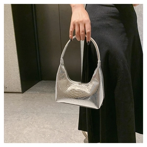 Borsa hobo argento con rilievo a serpente, manico rotondo e finitura metallica