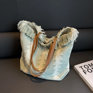 Modische Strick-Tasche mit Fransen und Ledergriffen in Grün und Weiß meliert