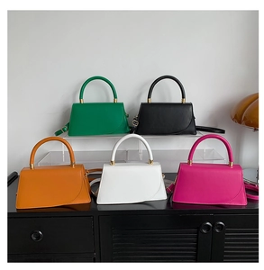 Selezione di cinque borse in pelle in verde, nero, arancione, bianco e rosso rosa