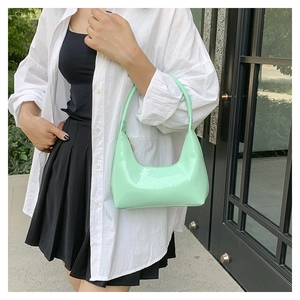 Dettaglio della borsa hobo verde menta con pelle goffrata coccodrillo e finitura lucida