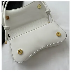 Détail du sac en cuir PU blanc avec quatre fermoirs magnétiques en métal intégrés