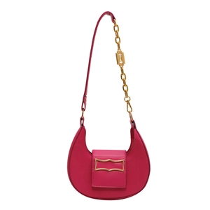 Sac bandoulière demi-lune magenta en cuir lisse avec chaîne dorée élégante