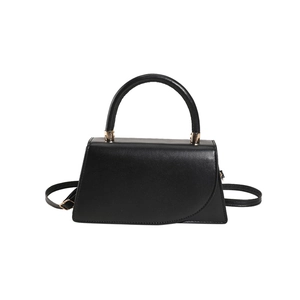 Borsa a mano trapezoidale nera minimalista con dettagli dorati e tracolla donna