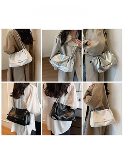 Détail du sac cabas en similicuir souple avec chaîne élégante en blanc, argent et noir