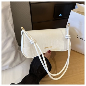 Détail du sac à bandoulière blanc en similicuir crocodile avec lettrage doré chic