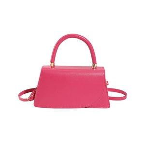 Sac à main trapèze magenta pour femmes avec rabat incurvé et détails en métal doré