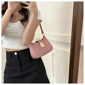 Selfie miroir détaillé d'un sac sous le bras en similicuir rose avec boucle dorée chic