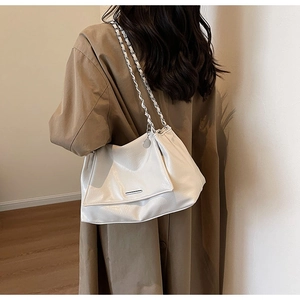 Détail du sac cabas en cuir froissé blanc avec bandoulière chaîne et garniture