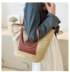 Détail du sac cabas en paille tissé main avec poche cuir et nœud en dentelle