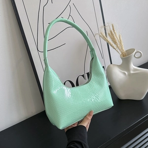 Borsa hobo verde menta alla moda con goffratura coccodrillo e forma a mezzaluna
