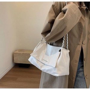 Détail du sac bandoulière en cuir plissé blanc cassé avec chaîne argentée et garniture