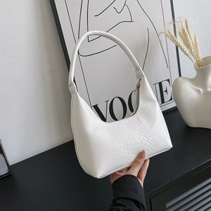 Borsa hobo bianca minimalista con trama a coccodrillo e cerniera in metallo dorato