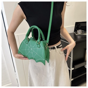 Borsa gotica a forma di pipistrello verde con ricamo a ragnatela e dettagli dorati